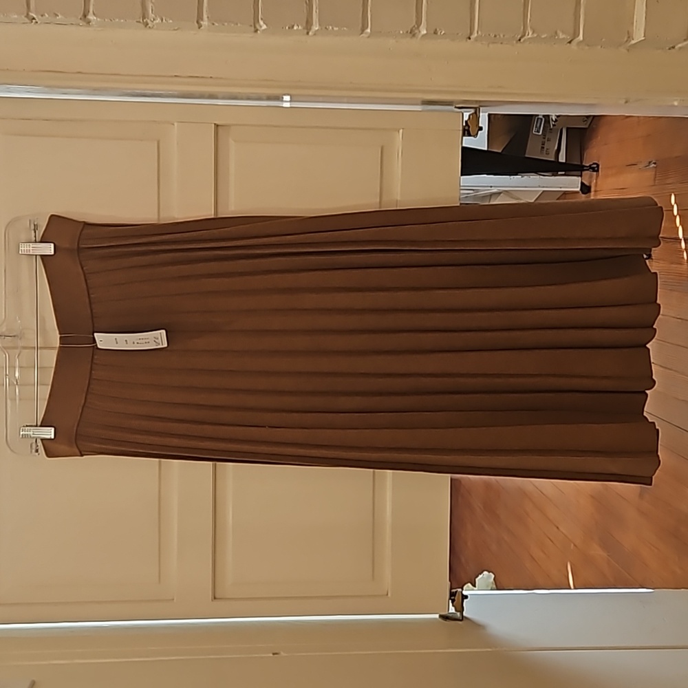 Marble pleated knit skirt
Made in Scotland